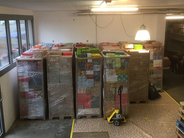 Die 1400 Weihnachtspäckli bereit zur Abreise