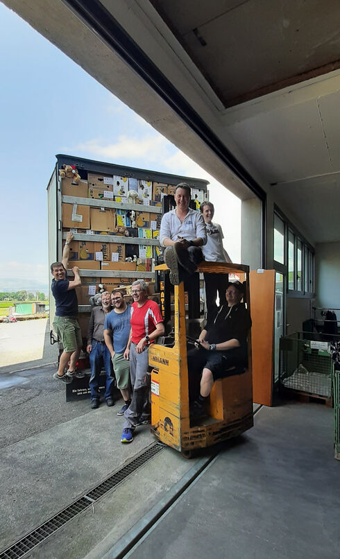 Beladen des Lastwagens im Zentrallager in Buttikon